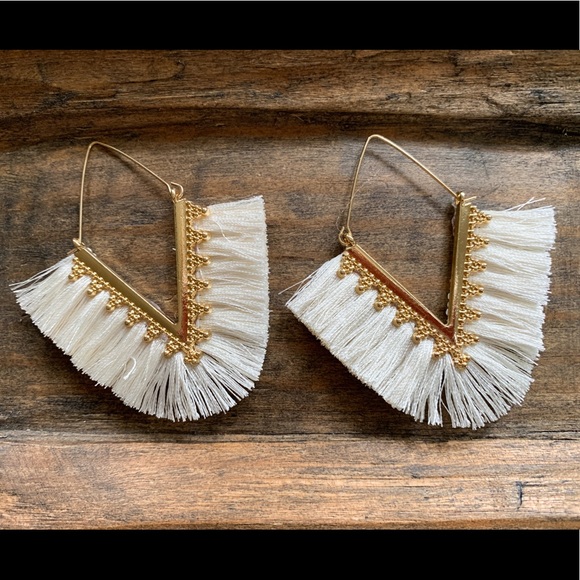 Hoop Earrings V-shaped Tassel Off-White 7cmx6.3cm - Picture 2 of 6